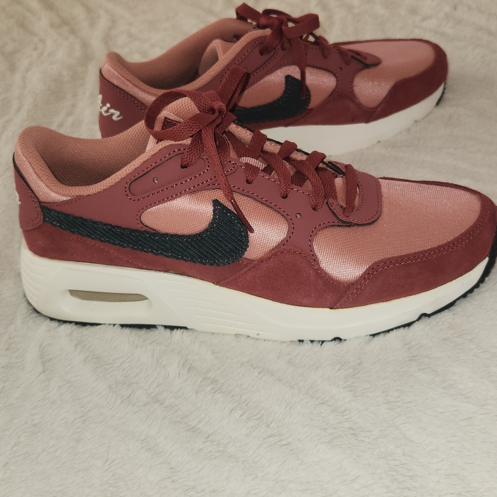 Nike Women's Red and Black Sneakers